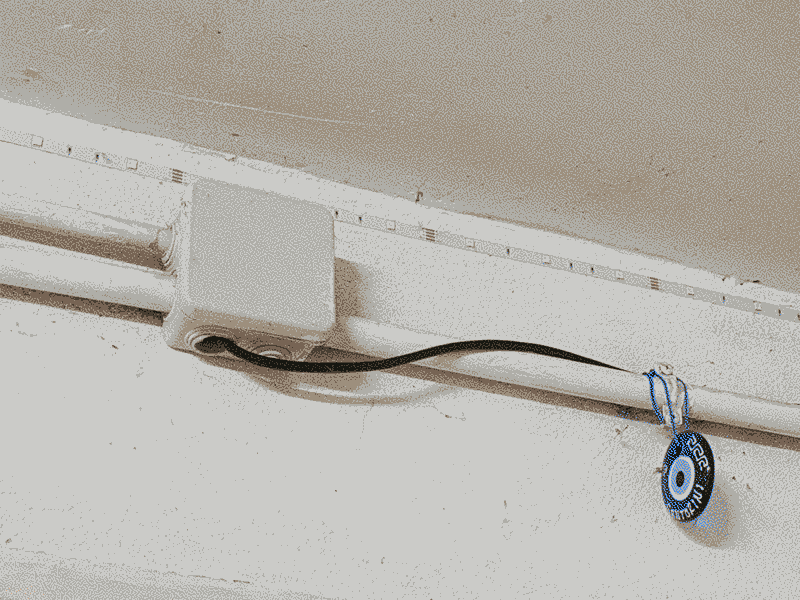 Cable entrando al garito