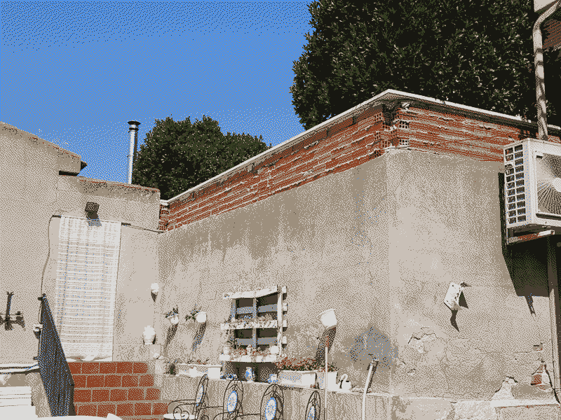 Cable por encima del muro